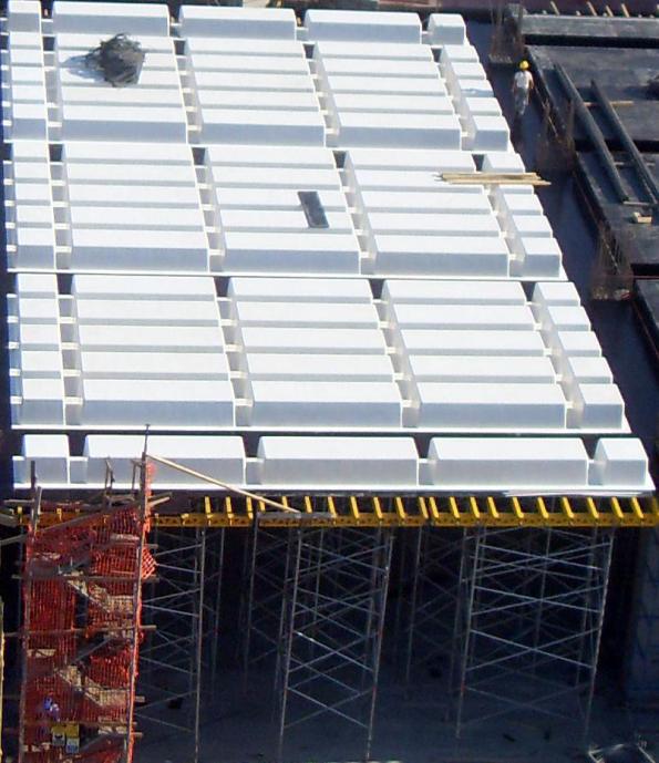 Beyaz kaset kalıpları inşaatın tavanına yerleştirme görüntüsü